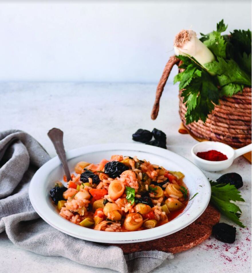 Συνταγή: Πεντανόστιμο και... πανεύκολο πρασόρυζο με δαμάσκηνα