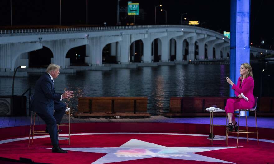 Σαβάνα Γκάθρι: Ποια είναι η δημοσιογράφος που «στρίμωξε» τον Ντόναλντ Τραμπ