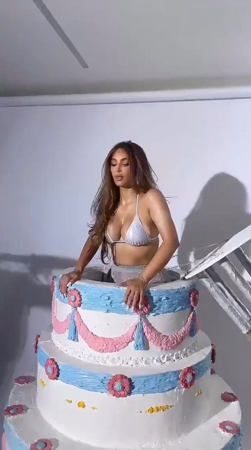 Η Κιμ Καρντάσιαν με μικροσκοπικό μπικίνι βγαίνει μέσα από μια τεράστια τούρτα