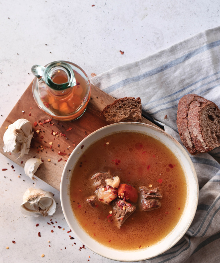 Συνταγή: Η πιο γευστική κρεατόσουπα µε σκορδοστούµπι