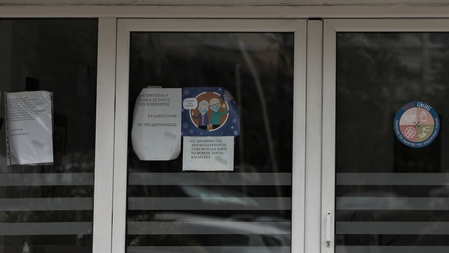 Γηροκομείο στη Γλυφάδα: Δέκα τα κρούσματα - Πέντε ηλικιωμένοι στο νοσοκομείο