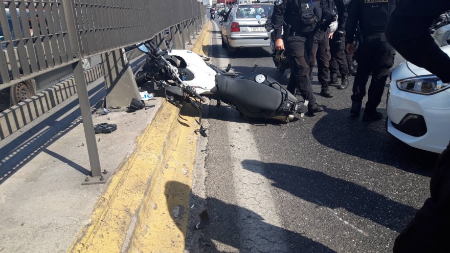Τραυματίες αστυνομικοί σε τροχαίο στον Κηφισό: Δείτε φωτογραφίες με τις διαλυμένες μηχανές