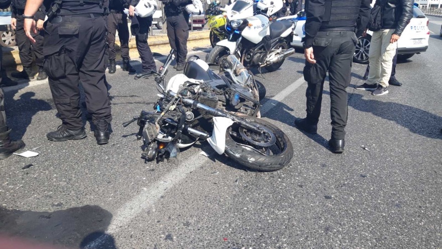 Τραυματίες αστυνομικοί σε τροχαίο στον Κηφισό: Δείτε φωτογραφίες με τις διαλυμένες μηχανές