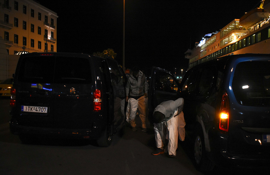 Δείτε Βίντεο - Στον Πειραιά το «Blue Star Delos» με 23 Γάλλους ύποπτους για κορωνοϊό