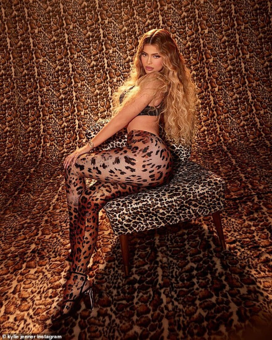 Η «άγρια» Κάιλι Τζένερ ποζάρει με σέξι «λεοπάρ» στη νέα της φωτογράφιση 