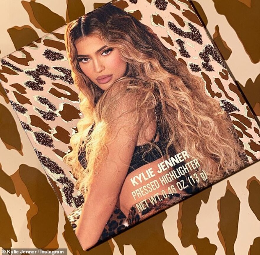 Η «άγρια» Κάιλι Τζένερ ποζάρει με σέξι «λεοπάρ» στη νέα της φωτογράφιση 