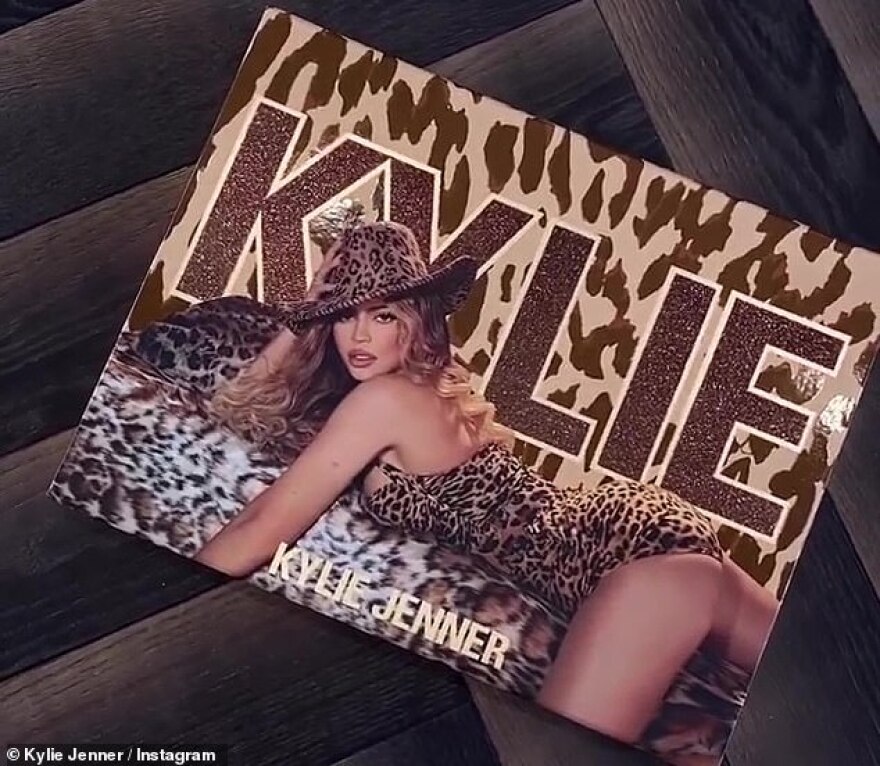 Η «άγρια» Κάιλι Τζένερ ποζάρει με σέξι «λεοπάρ» στη νέα της φωτογράφιση 