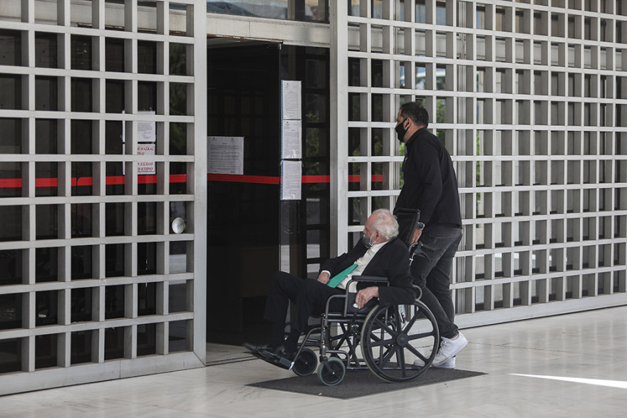 Στον Άρειο Πάγο με αναπηρικό καροτσάκι ο Άκης Τσοχατζόπουλος
