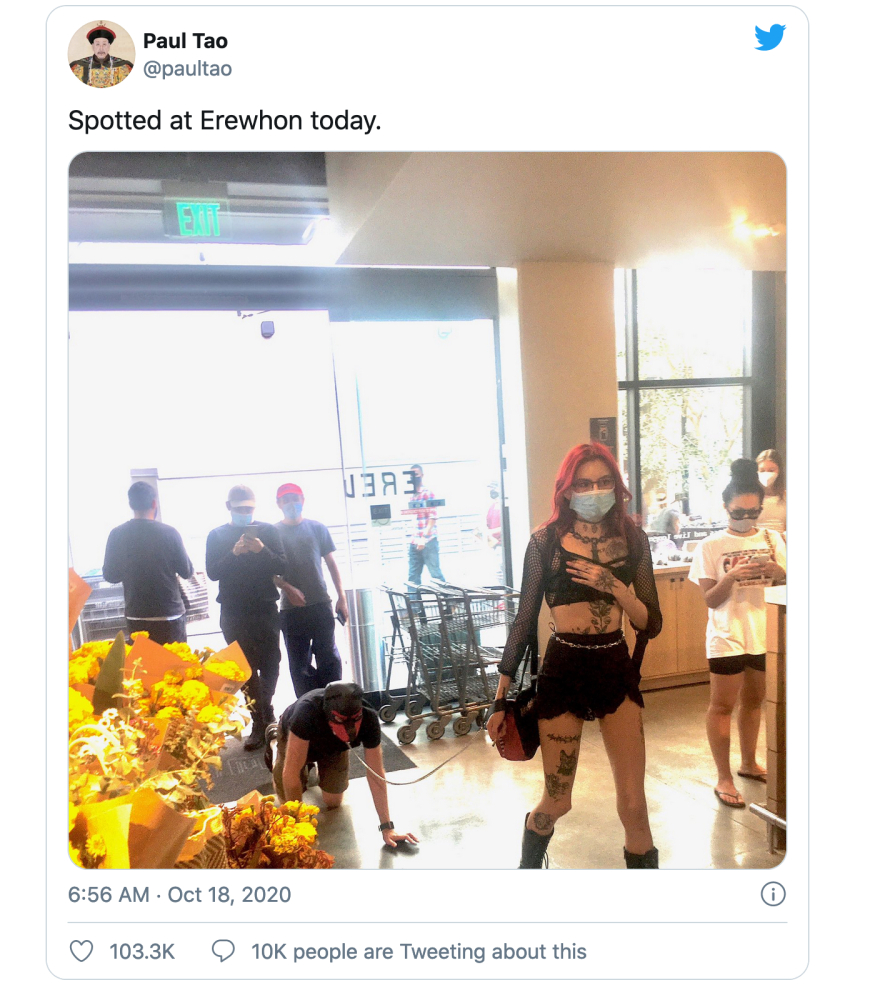 «Αφέντρα» πάει για ψώνια στο σούπερ μάρκετ με άνδρα-«σκύλο» στα τέσσερα και με λουρί