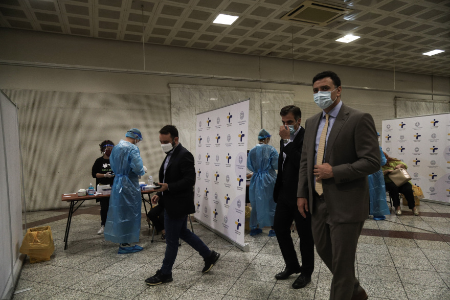 Κορωνοϊός: Δωρεάν rapid test στο Σύνταγμα - Παρόντες Κικίλιας και Αρκουμανέας