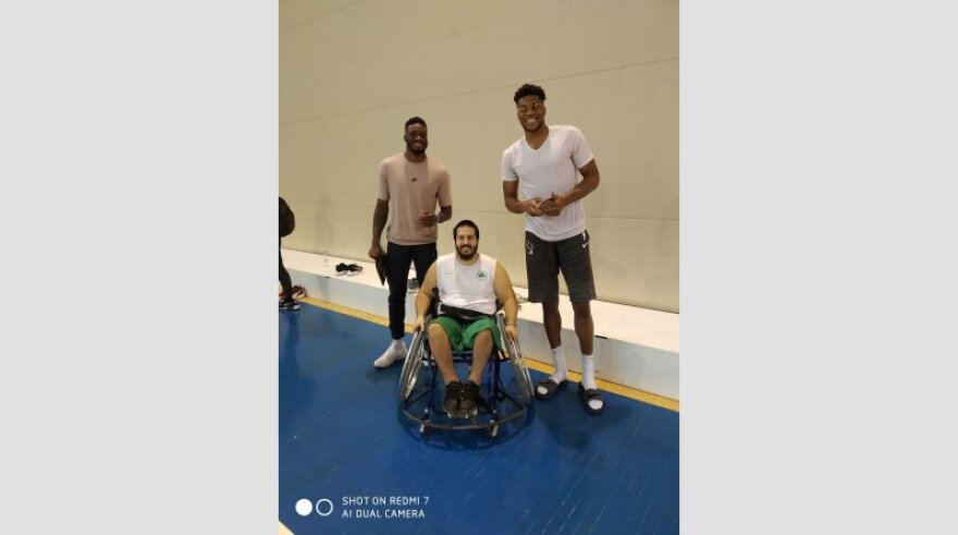 Παναθηναϊκός: Οι Αντετοκούνμπο στην προπόνηση της ομάδας μπάσκετ με αμαξίδιο