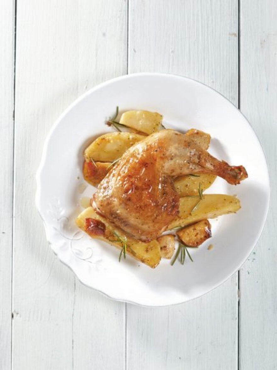 Σήμερα μαγειρεύουμε: Ψητό κοτόπουλο με μπίρα, πατάτες και κεφαλοτύρι