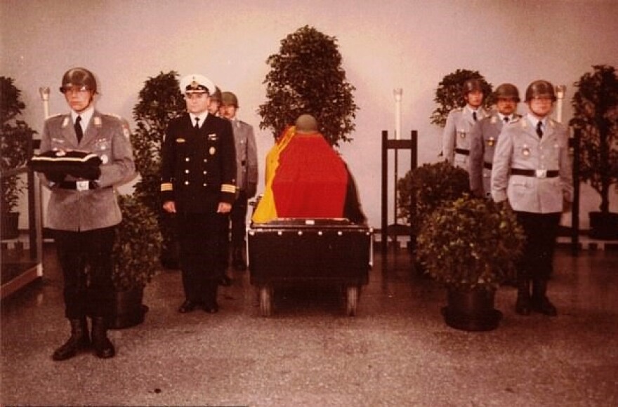 Η συγκλονιστική ιστορία του Μπερντ Βολσλέγκερ: Ο γιος του βασανιστή του Άουσβιτς που έγινε Εβραίος 