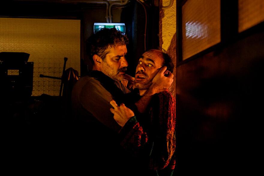 «Άνθρωποι και Ποντίκια»: Η παράσταση - φαινόμενο του Βασίλη Μπισμπίκη επιστρέφει για τρίτη χρονιά