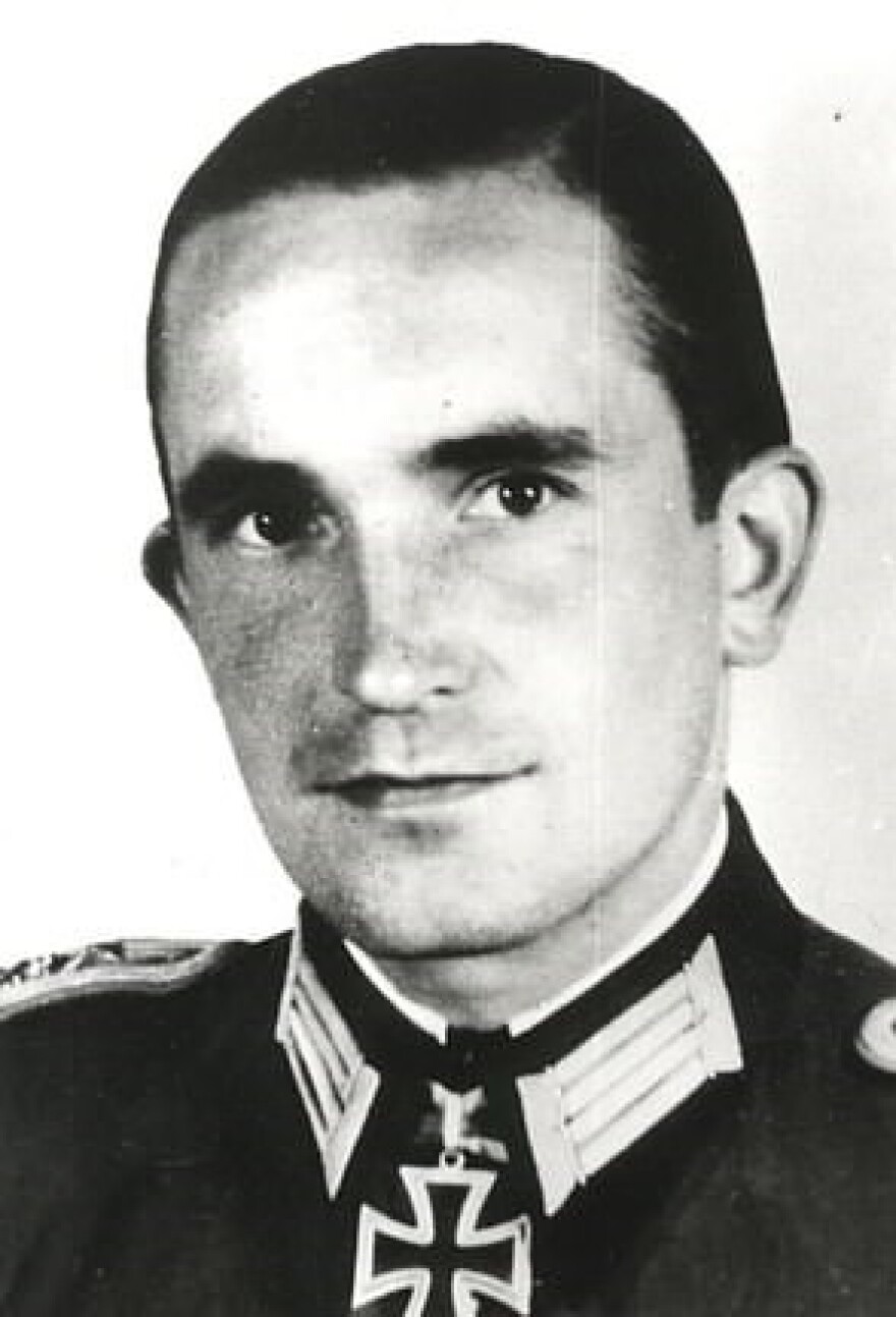 Η συγκλονιστική ιστορία του Μπερντ Βολσλέγκερ: Ο γιος του βασανιστή του Άουσβιτς που έγινε Εβραίος 