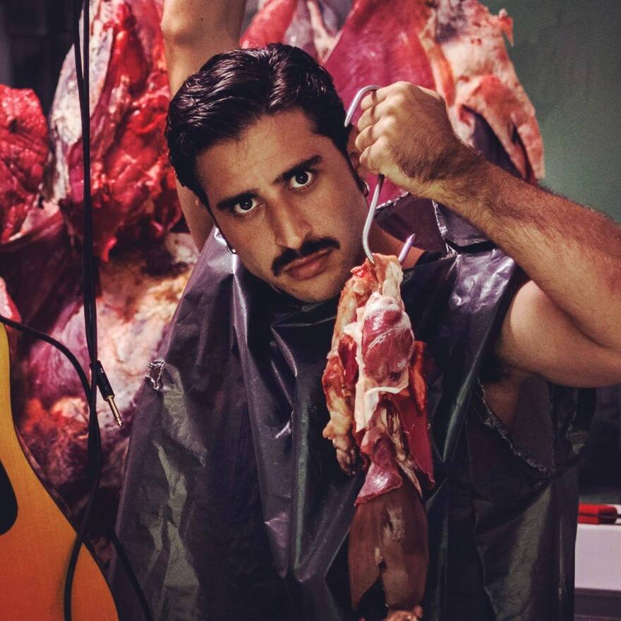 Άγριες Μέλισσες: Ένας άνδρας έρχεται στο Διαφάνι και πολιορκεί την Ασημίνα