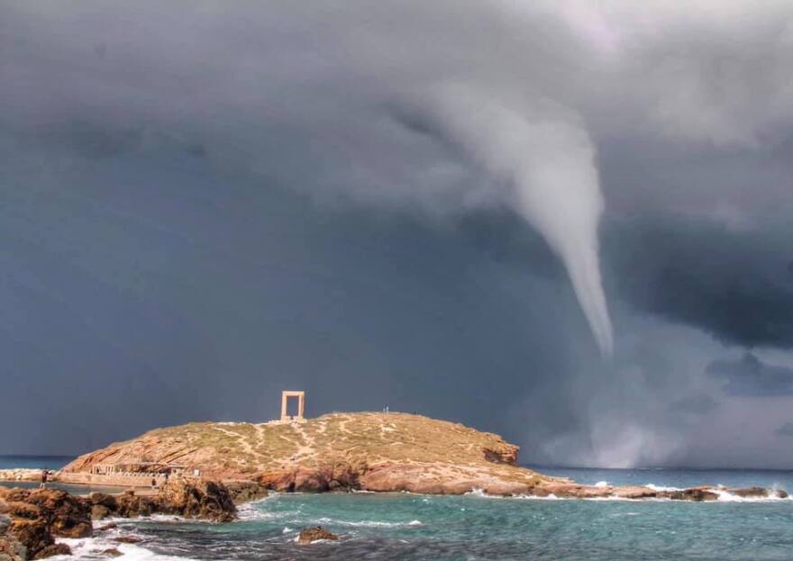 Καιρός - Κακοκαιρία: Υδροστρόβιλος στη Νάξο - Δείτε βίντεο και φωτογραφίες