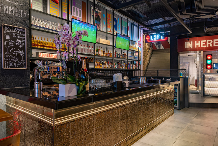 “Enter” στο νέο κατάστημα TGI Fridays™ στο Σύνταγμα!