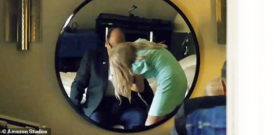 Ο Μπόρατ τρολάρει τον Τζουλιάνι για τις εικόνες με την «ανήλικη» Βουλγάρα ηθοποιό - Δείτε βίντεο