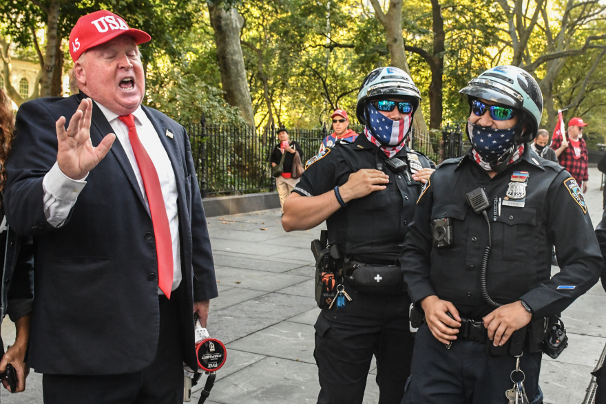 Φωτογραφίες: Αστυνομικοί στη Νέα Υόρκη γελούν με τα αστεία του... placebo Τραμπ!