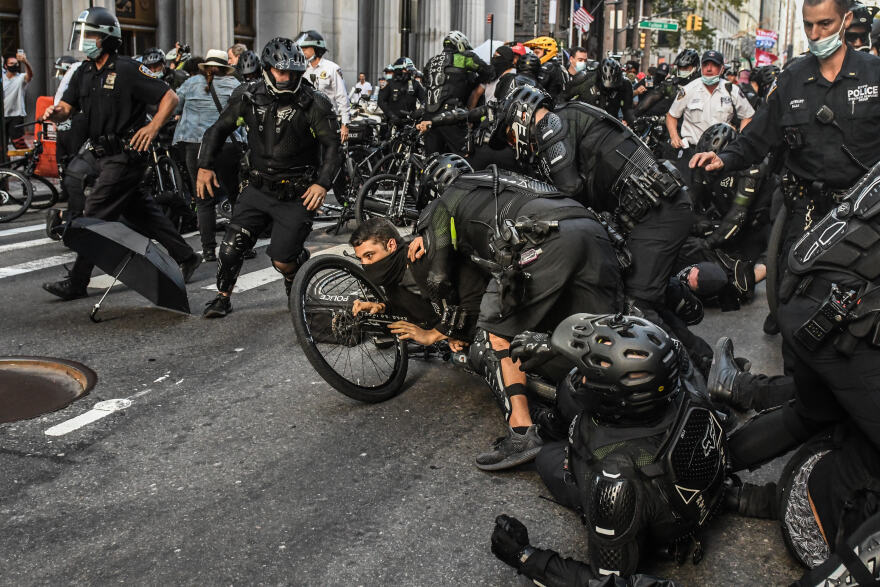 Φωτογραφίες: Αστυνομικοί στη Νέα Υόρκη γελούν με τα αστεία του... placebo Τραμπ!