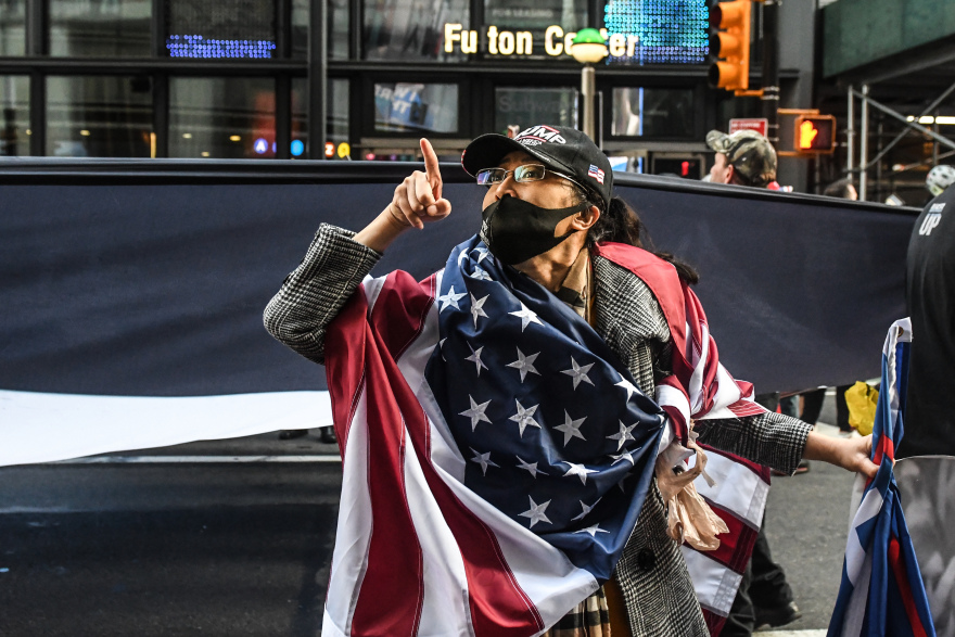 Φωτογραφίες: Αστυνομικοί στη Νέα Υόρκη γελούν με τα αστεία του... placebo Τραμπ!