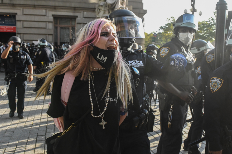 Φωτογραφίες: Αστυνομικοί στη Νέα Υόρκη γελούν με τα αστεία του... placebo Τραμπ!