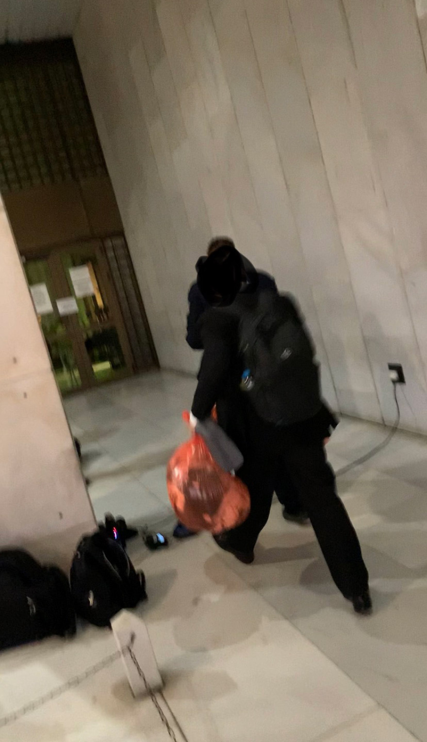 Χρυσή Αυγή: Συγγενείς των καταδικασθέντων πηγαίνουν στη ΓΑΔΑ – Δείτε βίντεο