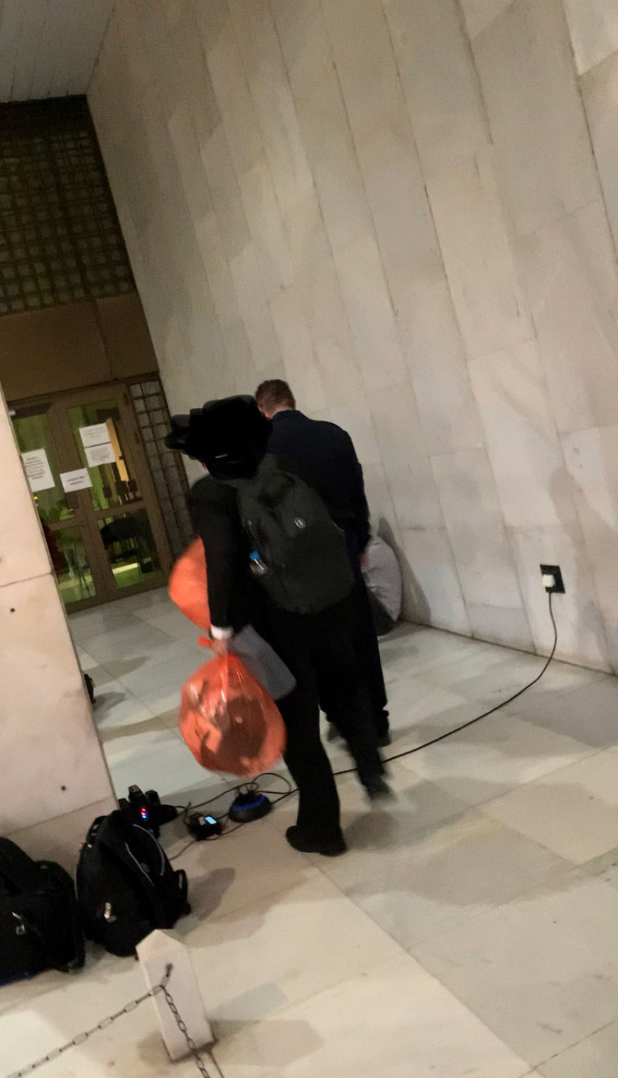 Χρυσή Αυγή: Συγγενείς των καταδικασθέντων πηγαίνουν στη ΓΑΔΑ – Δείτε βίντεο