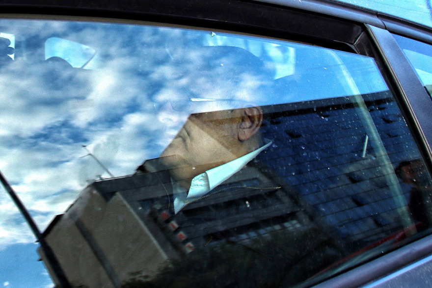 Δείτε βίντεο: Ο Μιχαλολιάκος παραδόθηκε  συνοδεία χρυσαυγιτών που έβριζαν