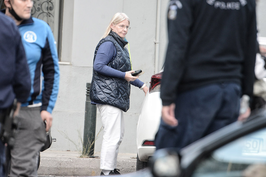 Δείτε βίντεο: Ο Μιχαλολιάκος παραδόθηκε  συνοδεία χρυσαυγιτών που έβριζαν