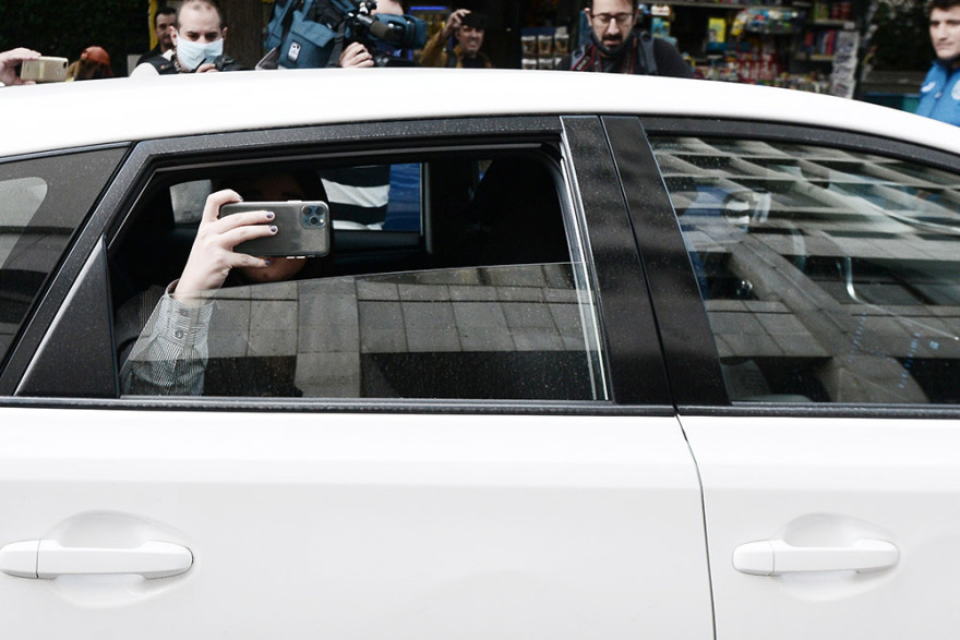 Δείτε βίντεο: Ο Μιχαλολιάκος παραδόθηκε  συνοδεία χρυσαυγιτών που έβριζαν