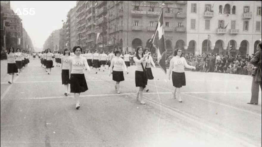 Καρυοφυλλιά Καραμπέτη:  Το σπαρακτικό «ξεφύλλισμα» του άλμπουμ με τις σχολικές αναμνήσεις της