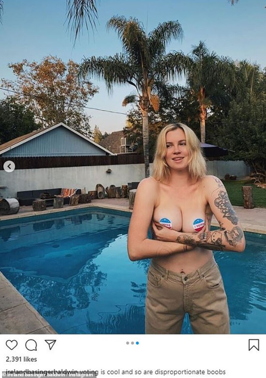 Ireland Baldwin: Στέλνει πολιτικό μήνυμα με το γυμνό της στήθος