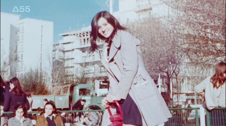 Καρυοφυλλιά Καραμπέτη:  Το σπαρακτικό «ξεφύλλισμα» του άλμπουμ με τις σχολικές αναμνήσεις της