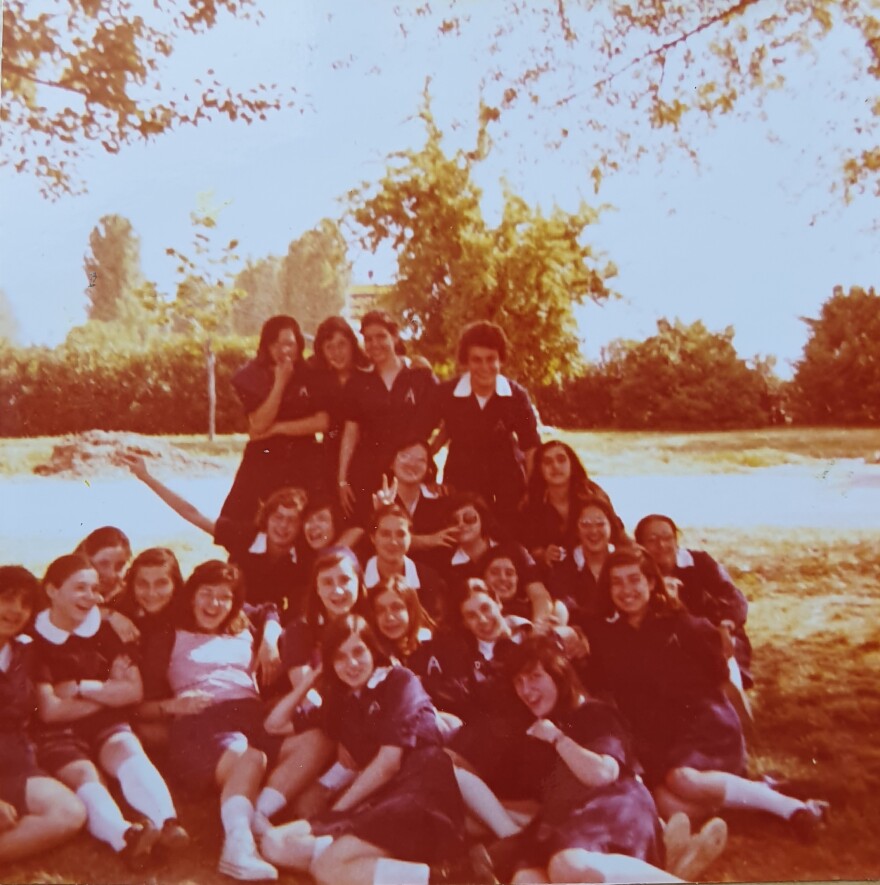 Καρυοφυλλιά Καραμπέτη:  Το σπαρακτικό «ξεφύλλισμα» του άλμπουμ με τις σχολικές αναμνήσεις της