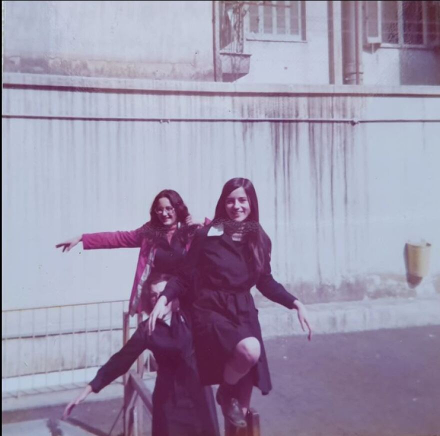 Καρυοφυλλιά Καραμπέτη:  Το σπαρακτικό «ξεφύλλισμα» του άλμπουμ με τις σχολικές αναμνήσεις της