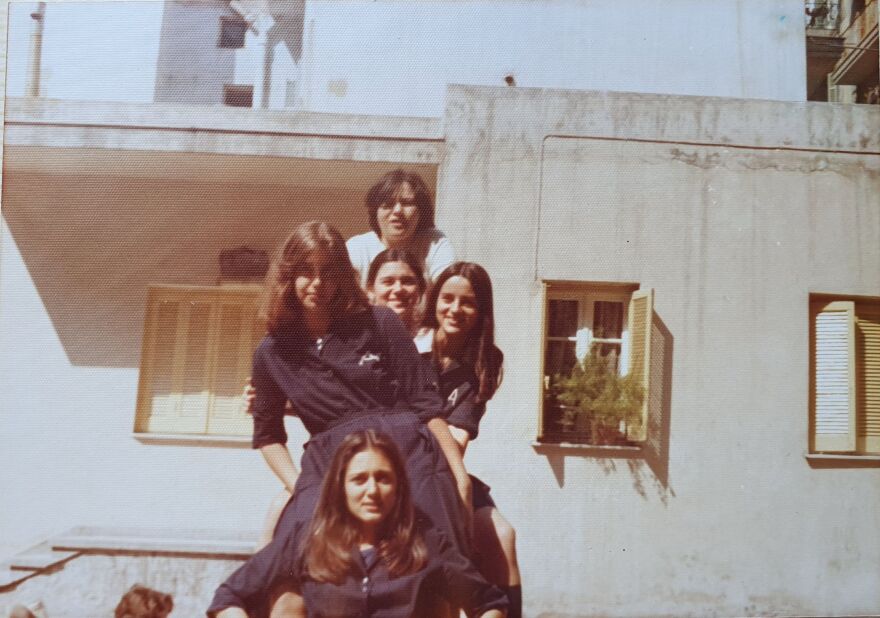 Καρυοφυλλιά Καραμπέτη:  Το σπαρακτικό «ξεφύλλισμα» του άλμπουμ με τις σχολικές αναμνήσεις της