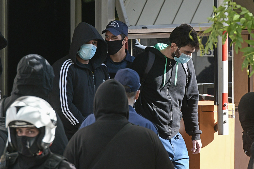 Χρυσή Αυγή: Με χειροπέδες η εγκληματική οργάνωση πήρε τον δρόμο για τις φυλακές (βίντεο + φωτό)