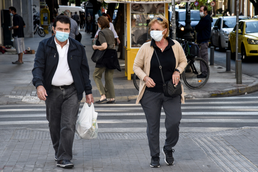 Κορωνοϊός: Τα δύο μέτρα που προτείνει η επιτροπή ειδικών - Τι θα γίνει με την εστίαση 