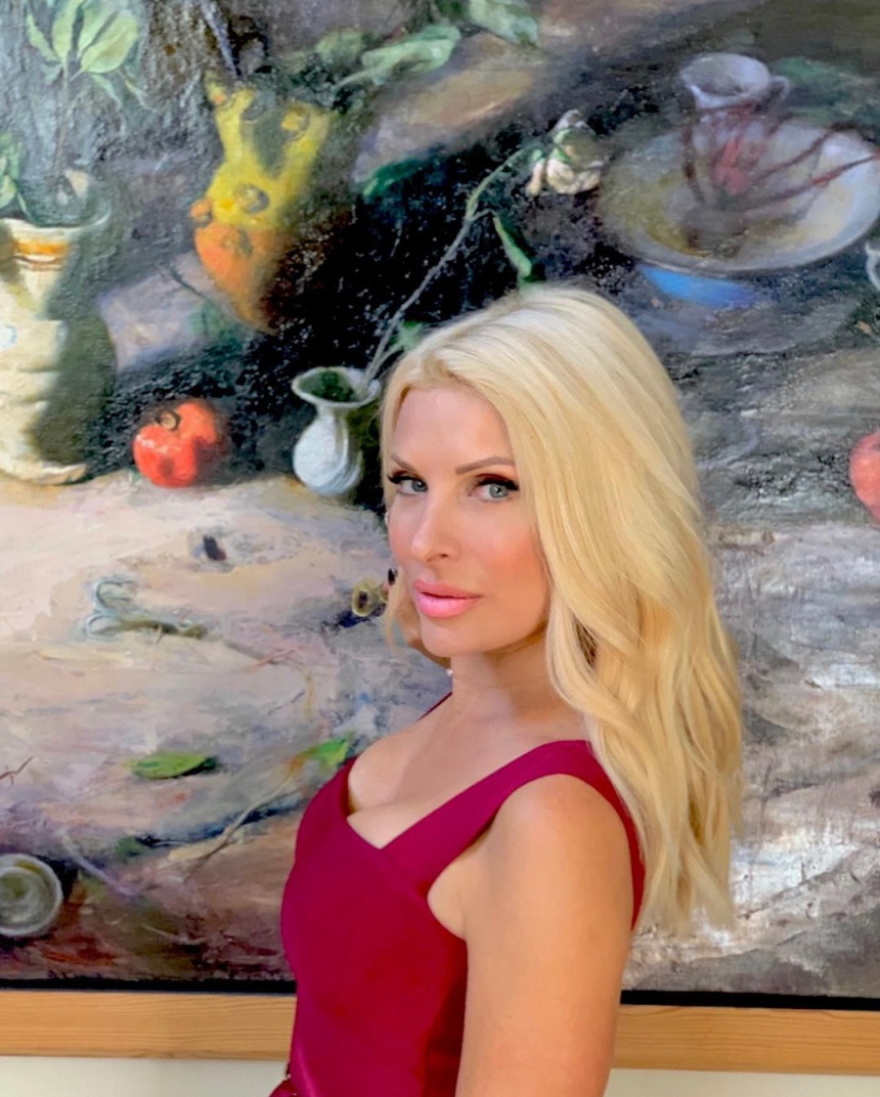 Ελένη Μενεγάκη: «Φωτιά»  με το κόκκινο... μπούστο της στο Instagram 