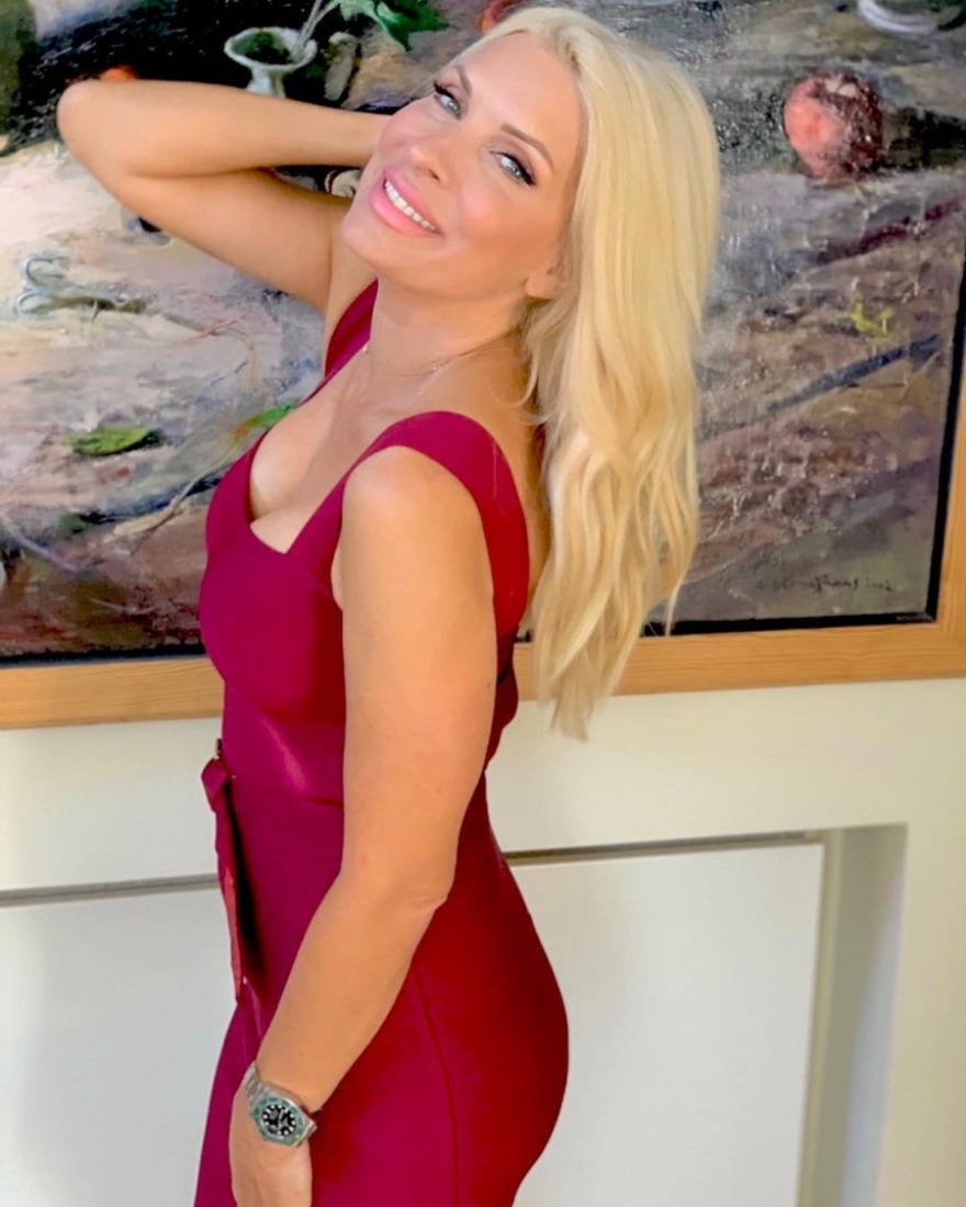 Ελένη Μενεγάκη: «Φωτιά»  με το κόκκινο... μπούστο της στο Instagram 