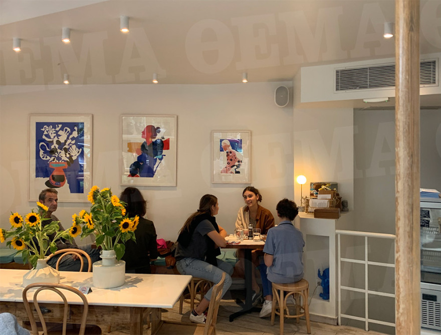 Φωτογραφίες: Στιγμές χαλάρωσης για Κυριάκο και Μαρέβα Μητσοτάκη σε καφέ του Παγκρατίου