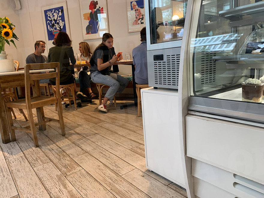 Φωτογραφίες: Στιγμές χαλάρωσης για Κυριάκο και Μαρέβα Μητσοτάκη σε καφέ του Παγκρατίου