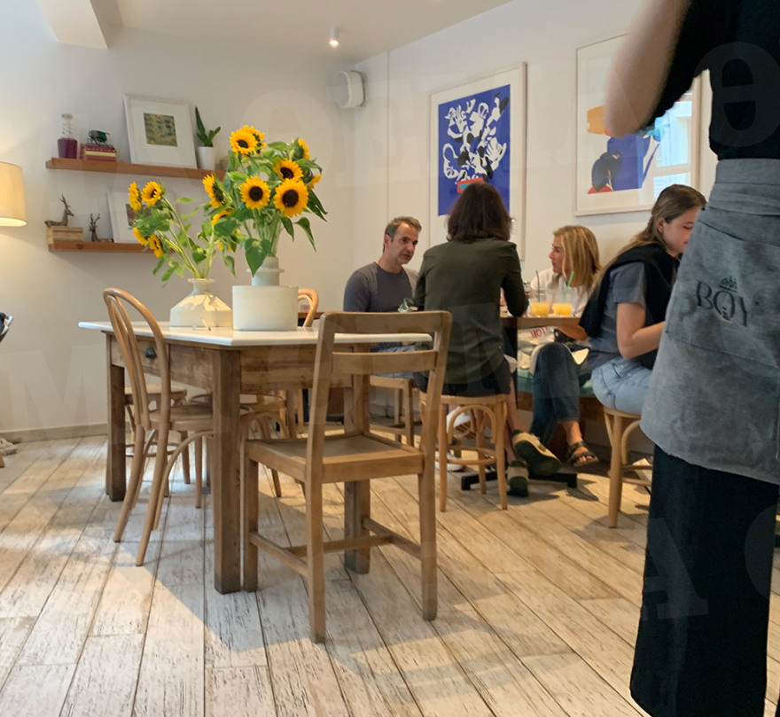 Φωτογραφίες: Στιγμές χαλάρωσης για Κυριάκο και Μαρέβα Μητσοτάκη σε καφέ του Παγκρατίου