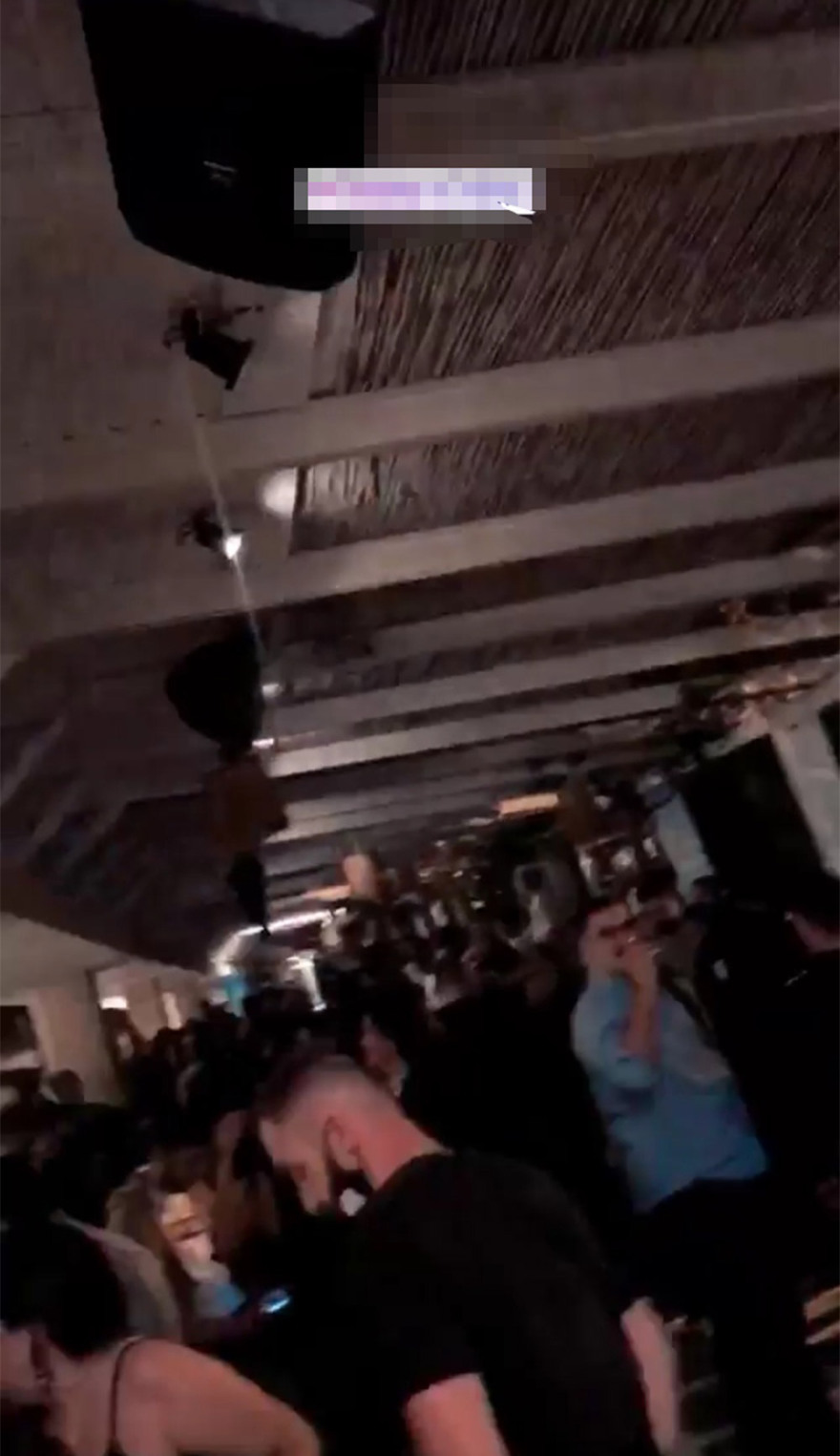 Φωτογραφίες: Κορωνο-πάρτι με ημίγυμνες χορεύτριες παρά την απαγόρευση κυκλοφορίας