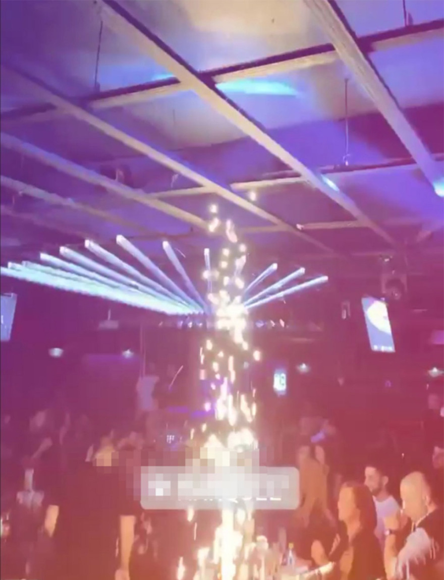 Φωτογραφίες: Κορωνο-πάρτι με ημίγυμνες χορεύτριες παρά την απαγόρευση κυκλοφορίας