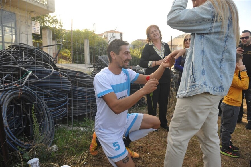 Παίκτης έκανε πρόταση γάμου και ζήτησε από την καλή του να… γράψει στη φανέλα το «ναι» 