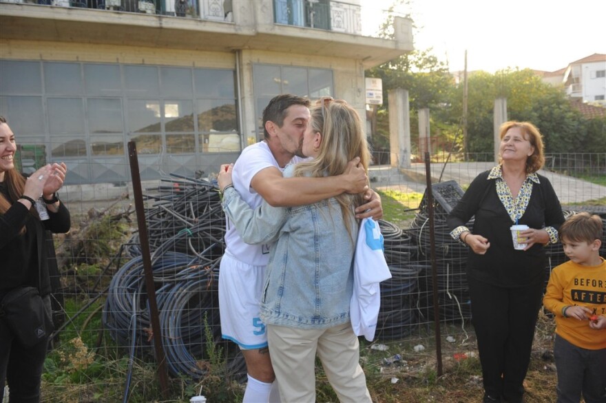 Παίκτης έκανε πρόταση γάμου και ζήτησε από την καλή του να… γράψει στη φανέλα το «ναι» 