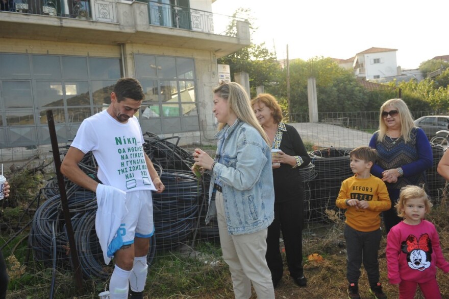 Παίκτης έκανε πρόταση γάμου και ζήτησε από την καλή του να… γράψει στη φανέλα το «ναι» 